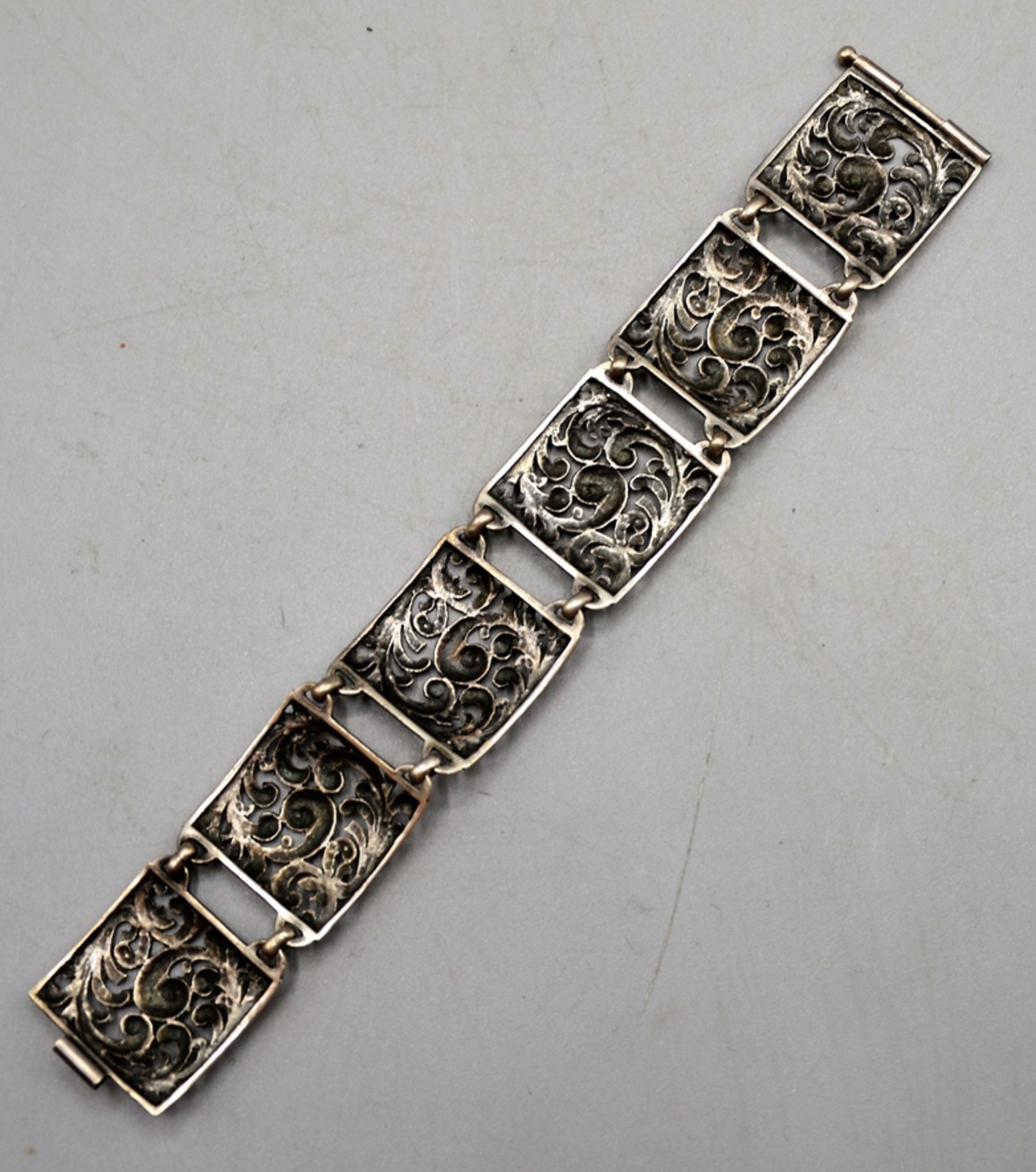 Silberarmband m. Ranken Ornamenten durchbrochen, 800 Silber, ca. 17,5 cm, Breite 2,4 cm, 21,5 cm - Image 2 of 2