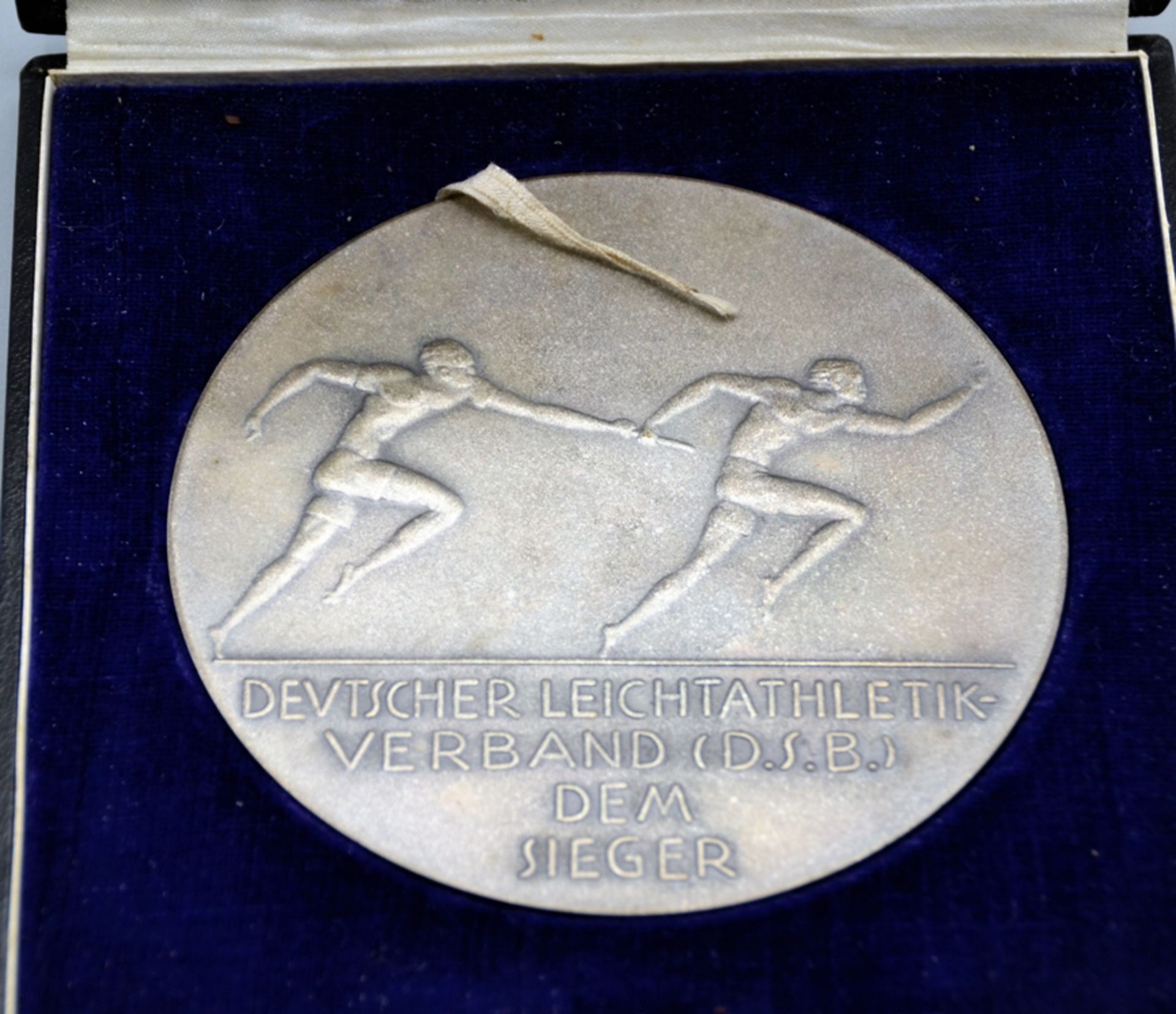 Siegermedaille D.S.B. 19. Staffellauf Grünwald - München HJ Unterbann II/B38, Deutscher Leichtathle - Bild 3 aus 3