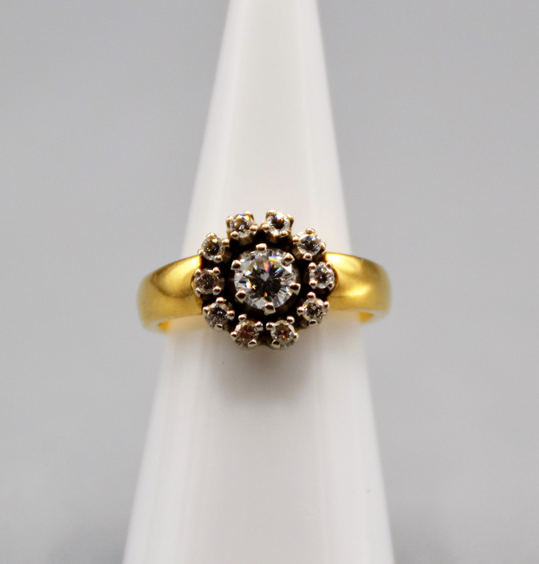 Brillantring 750 Gold mit 11 Brillanten, darunter ein großer Brillant ca. 0,4 ct., alle zus. ca. 0,