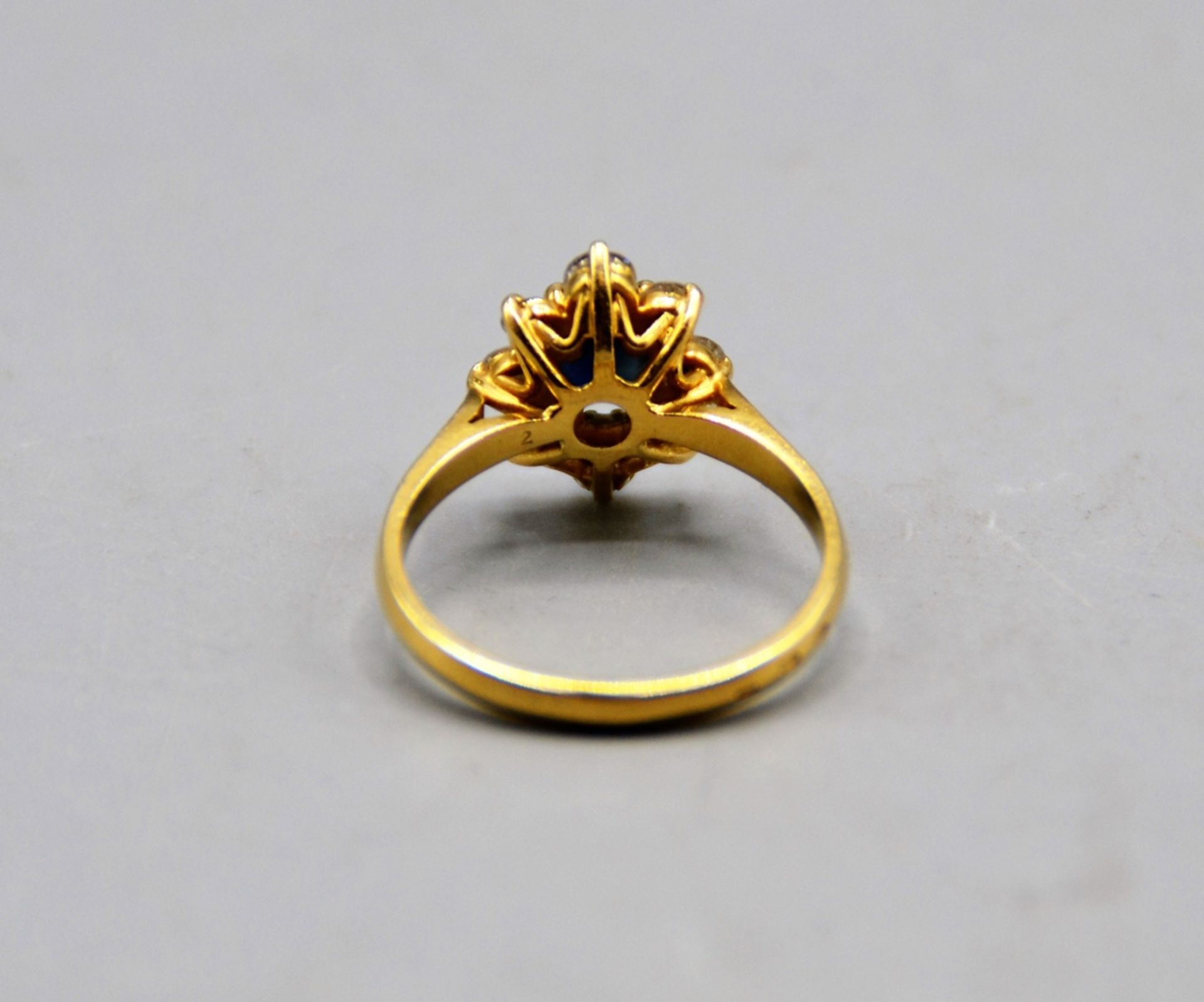 Saphir Diamantring 596 Gold, Saphir ca. 6,2 x 4,6 mm, 8 kleine Brillanten, Ø 17 mm, 3,5 g - Bild 3 aus 3