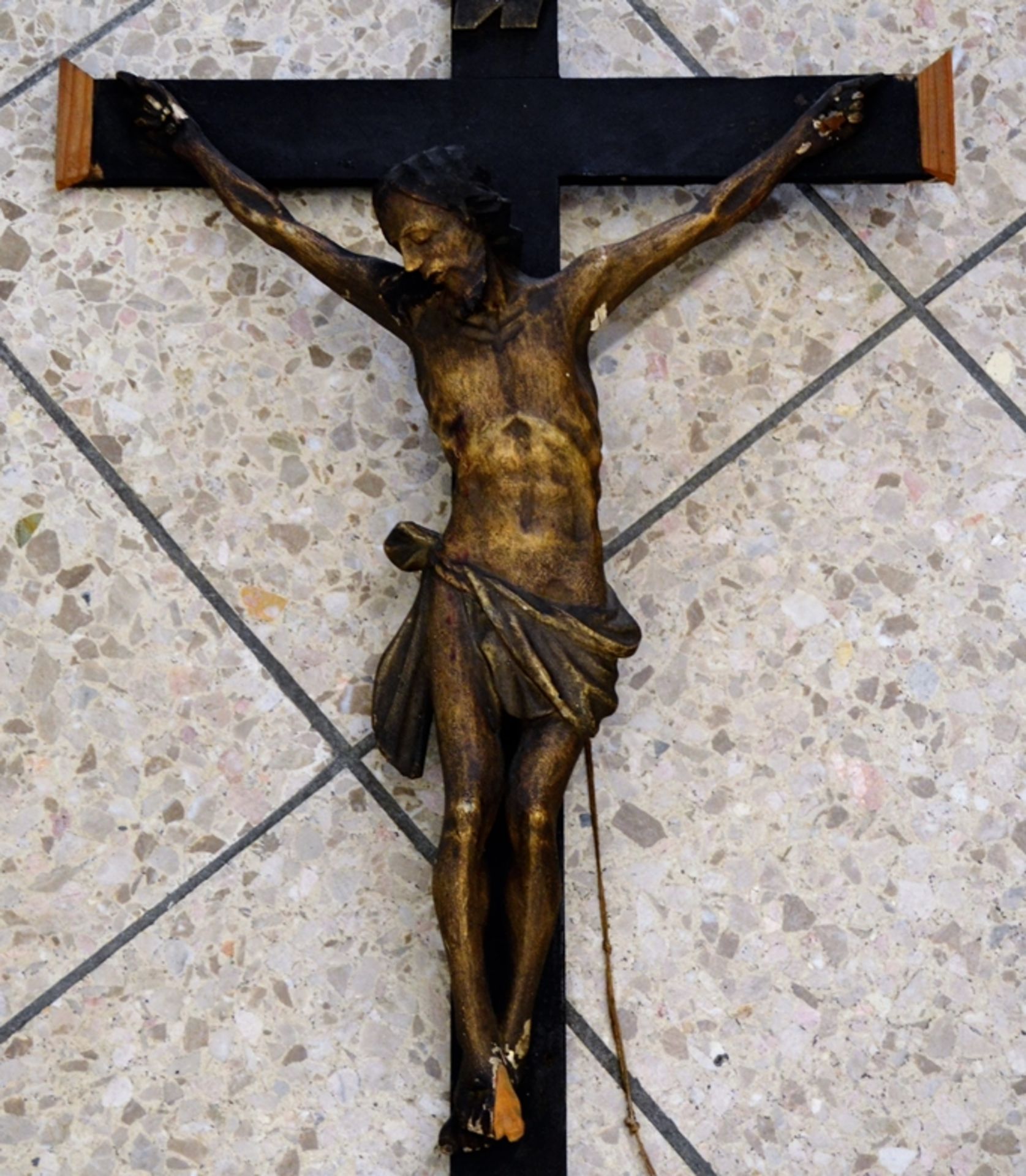 Kruzifix Christus geschnitzt 19 Jhdt., tlw. restauriert / ergänzt, ca. 87 cm - Image 2 of 3