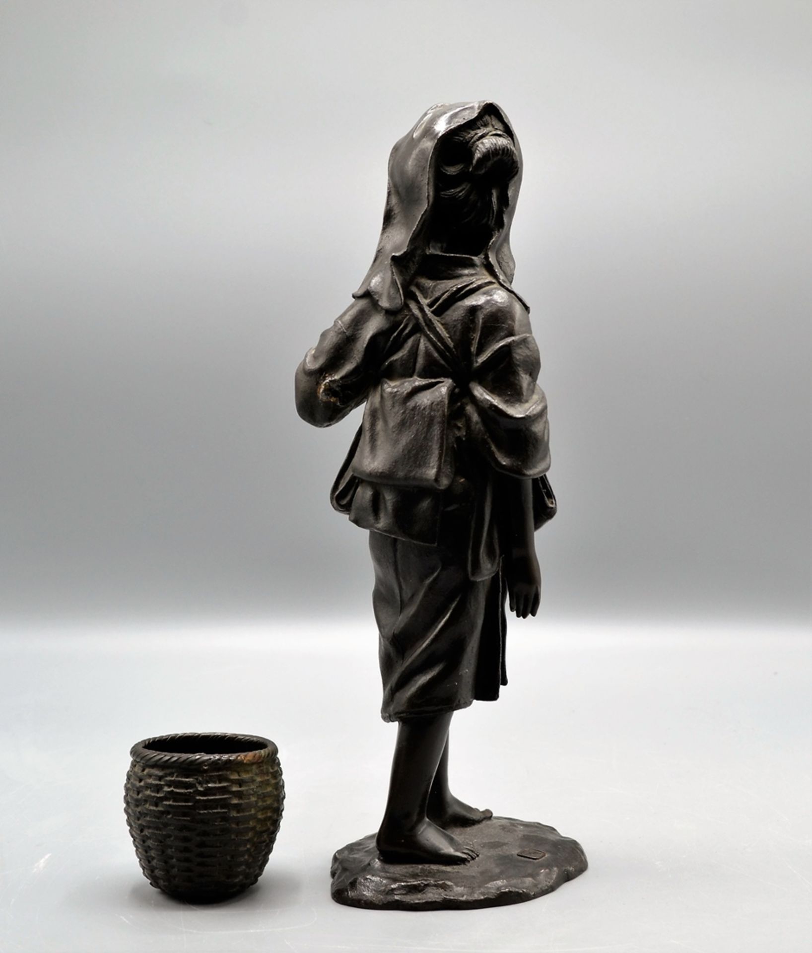 Bronze Figur wohl Japan Korbträgerin ca. 28 cm, Korbbefestigung beschädigt, Plakette mit Schriftzei - Bild 3 aus 5