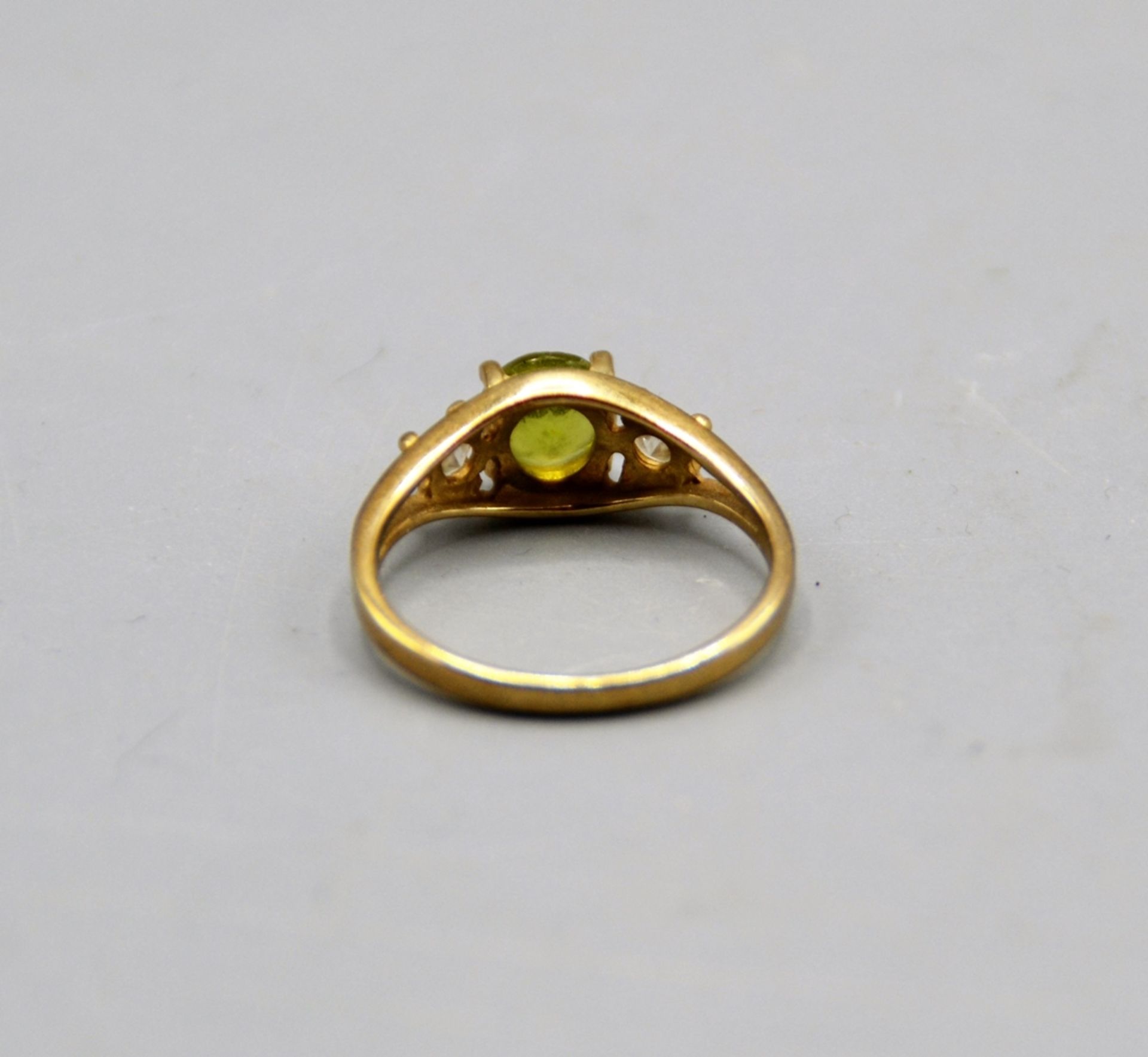 Peridot Goldring 375, 2 kleine weiße Glassteine, Ø Peridot ca. 6 mm, Ø Ring 17 mm, 2,4 g - Image 3 of 3