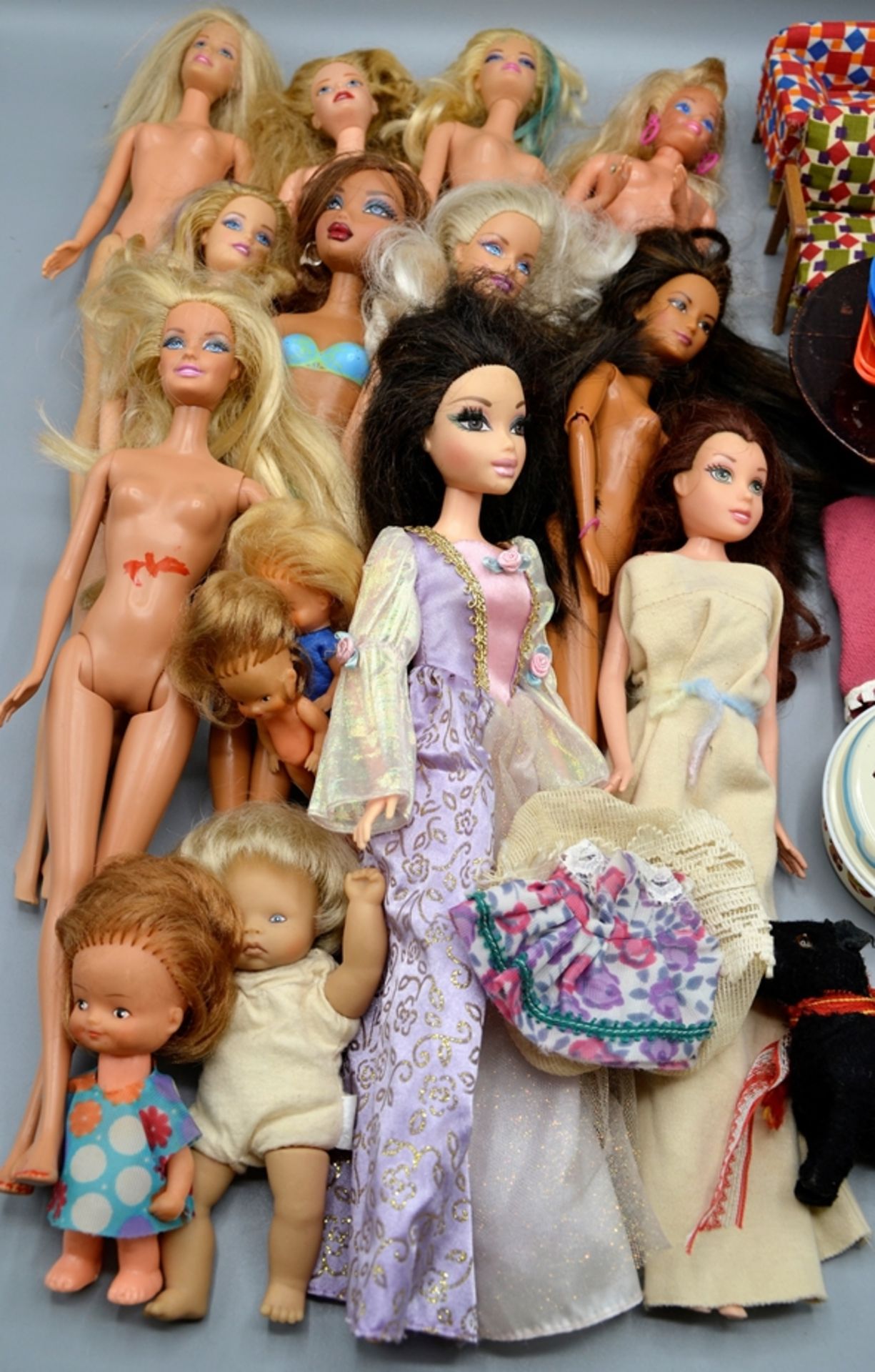Barbie Puppen Mattel Puppenstuben Zubehör etc. Konvolut, 11 Mattel Barbie Puppen, kleine Puppen, di - Bild 2 aus 3