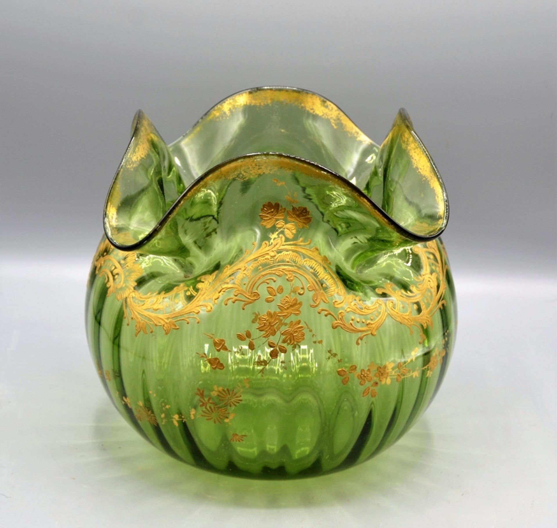 Prunkvase grün um 1900, grünes längsoptisches Glas, Rand geschweift, reicher Golddekor (Rocaillen,