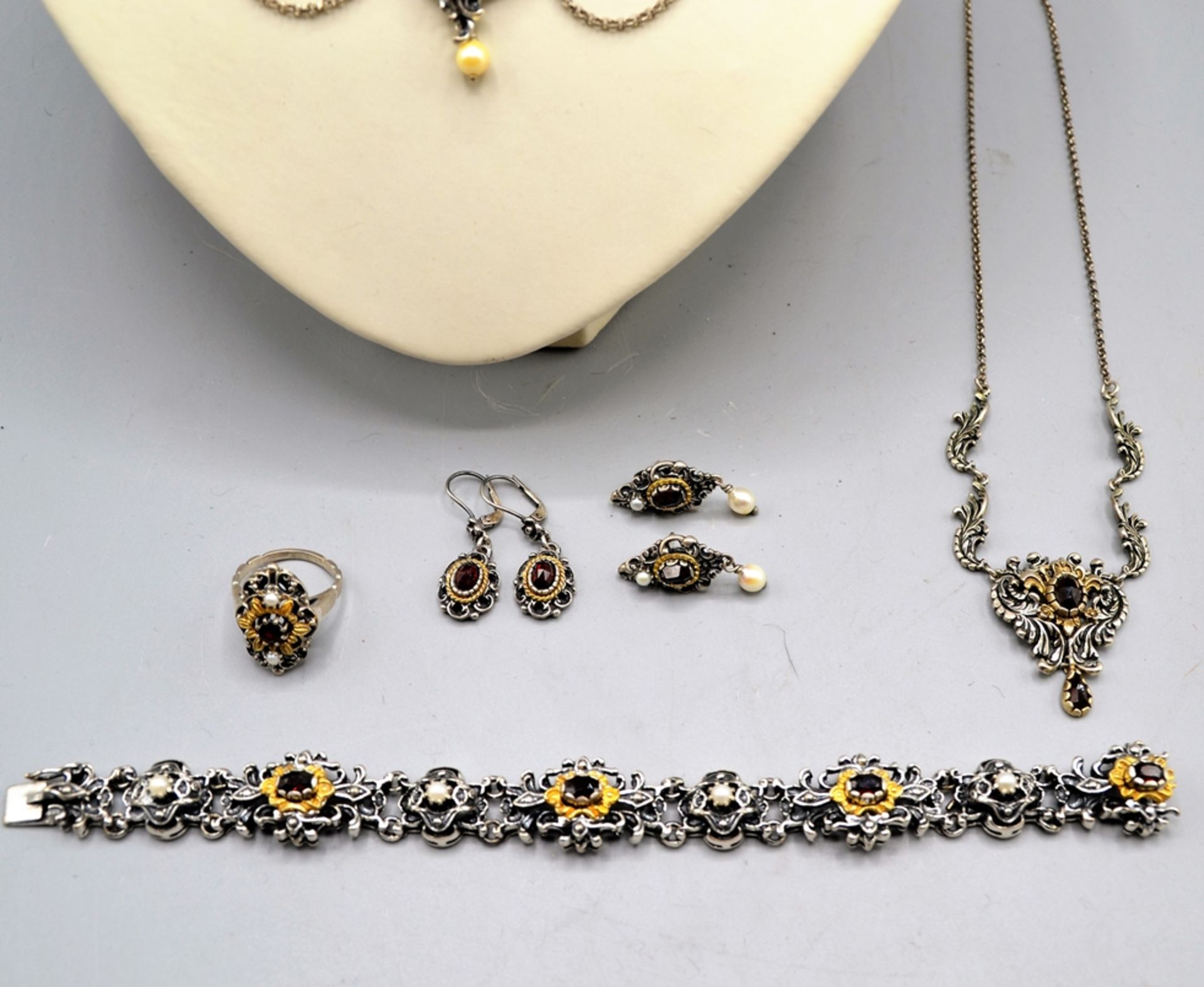 Trachtenschmuck Silberschmuck Set Granat Perlen 6-teilig, 2 Collier, 1 Armband, 1 Ring, Ohrstecker - Image 2 of 2