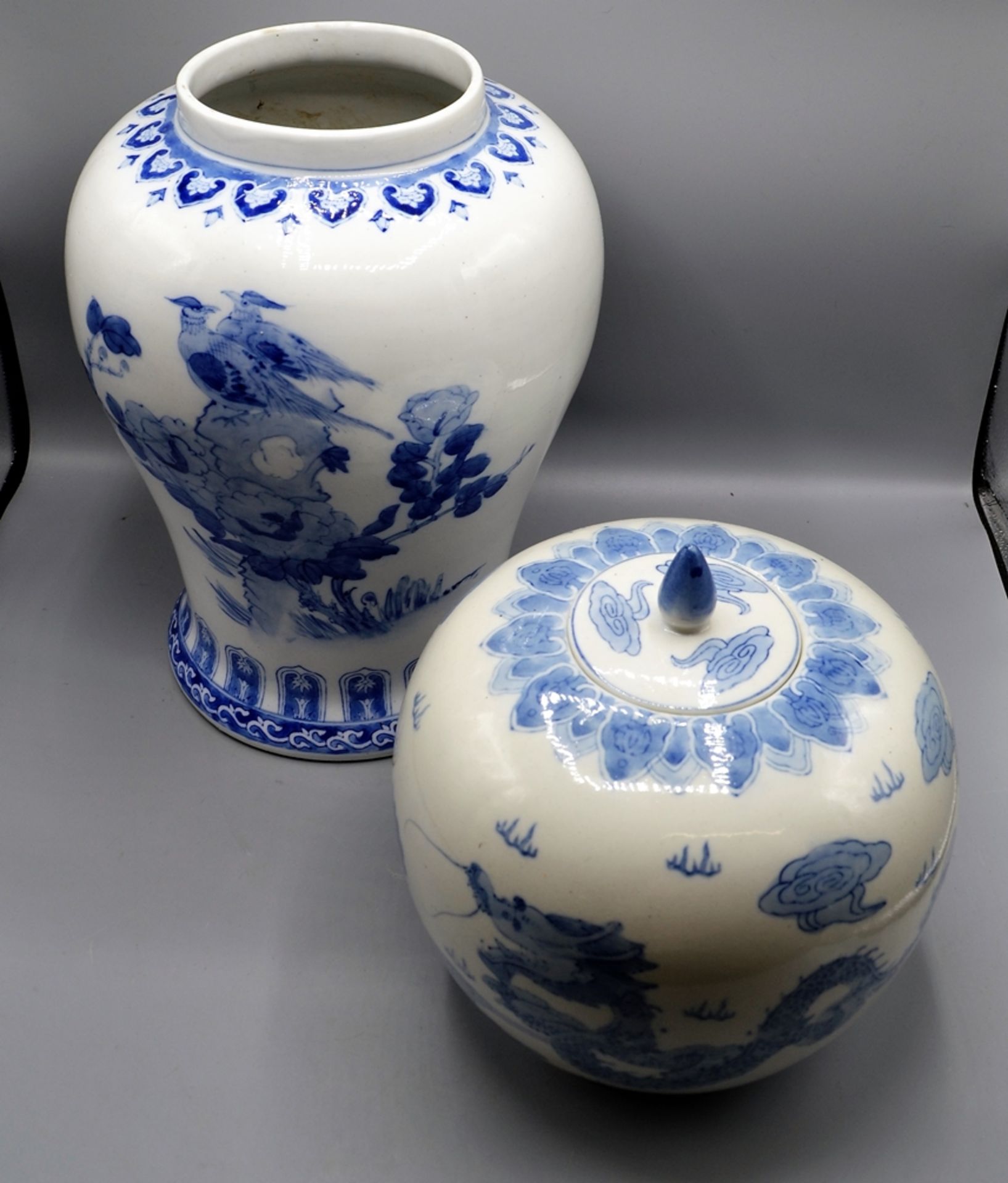 Asiatika Porzellan Deckelvase Drachen Vase Vögel, Deckelvase ca. 23 cm u. Vase ca. 33 cm - Image 2 of 2