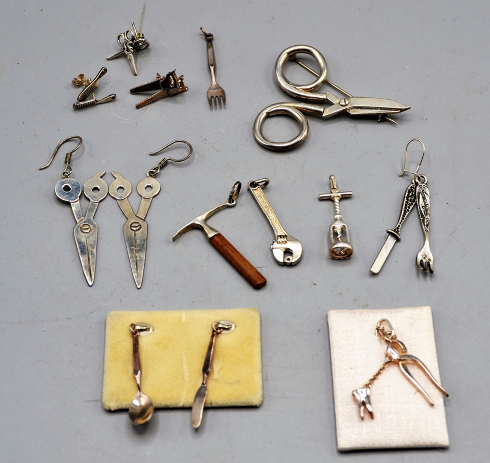 Scheren Besteck Hammer Werkzeuge etc. Miniatur Silberschmuck Konvolut ca. 50 g