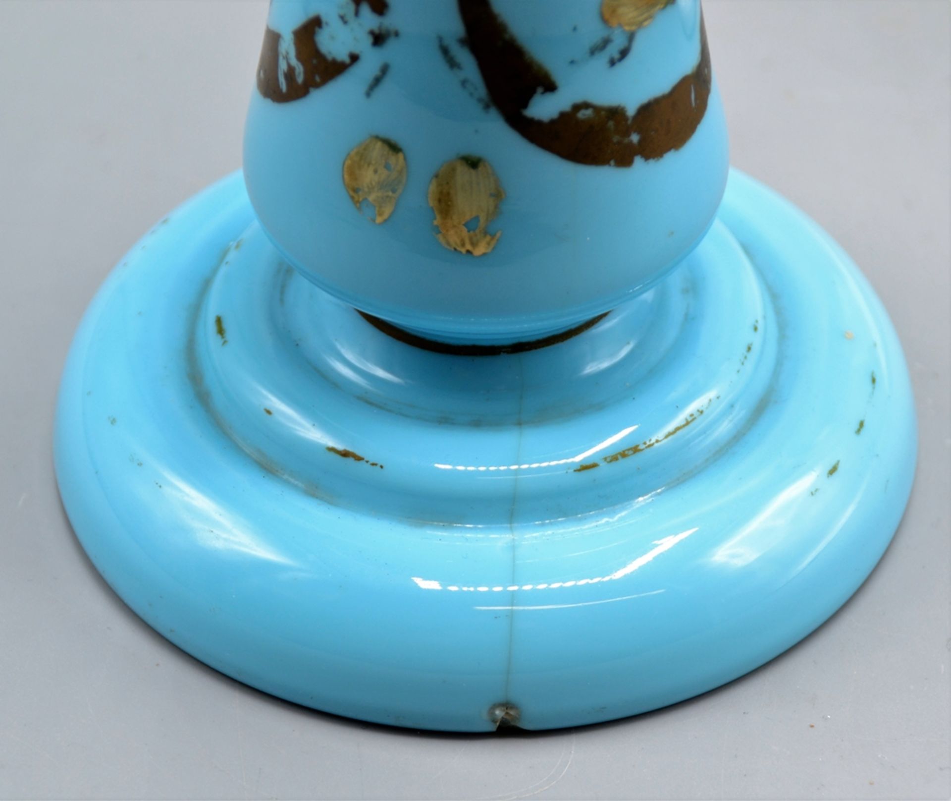 Opalglas Milchglas Petroleumlampen Konvolut 4-teilig, blaue Petroleumlampe mit leichten Haarriss im - Image 3 of 3