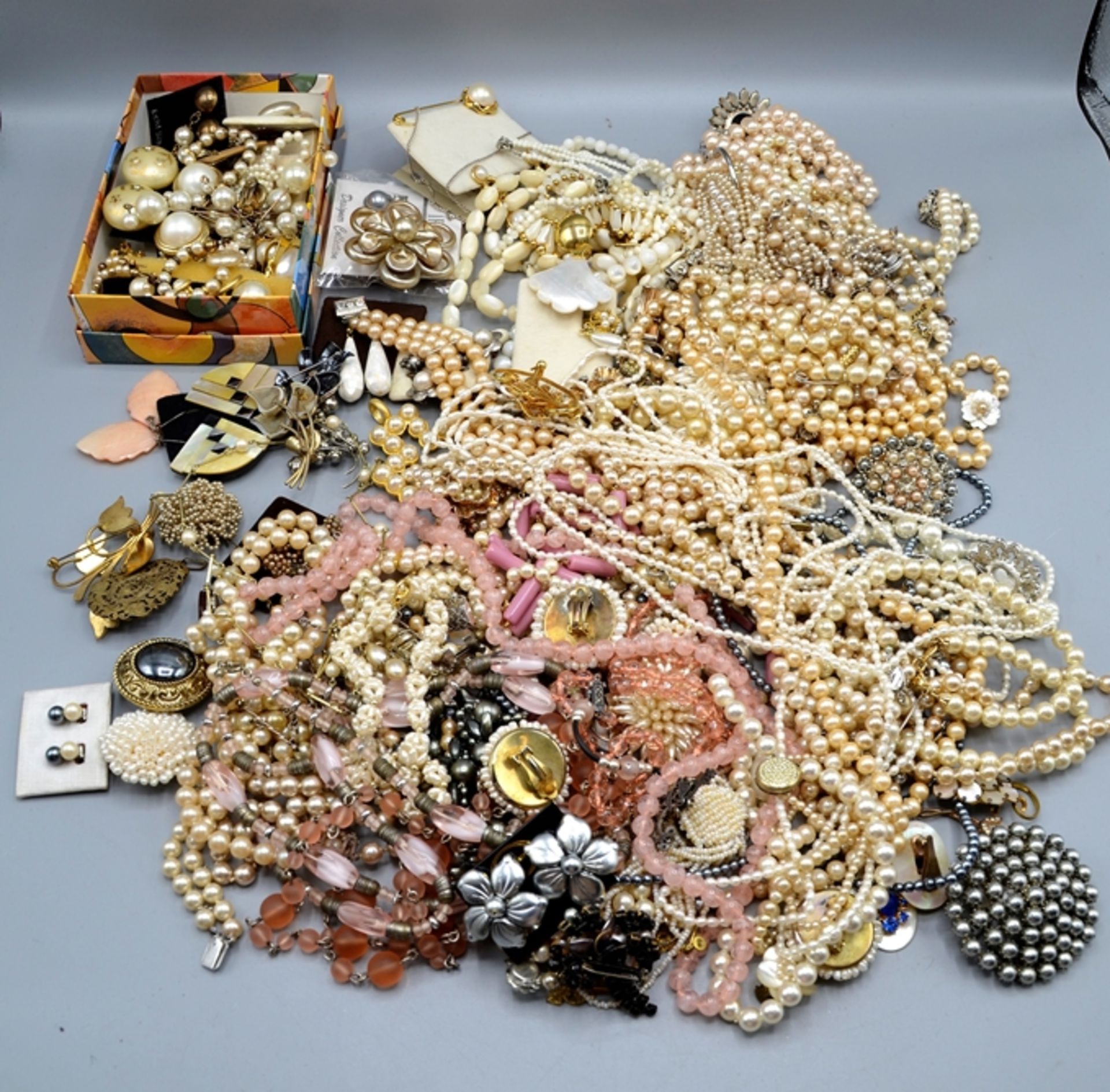 Perlen Perlenketten Perlmutt Modeschmuck Konvolut ca. 3,9 kg, es handelt sich überwiegend um unecht - Image 2 of 2