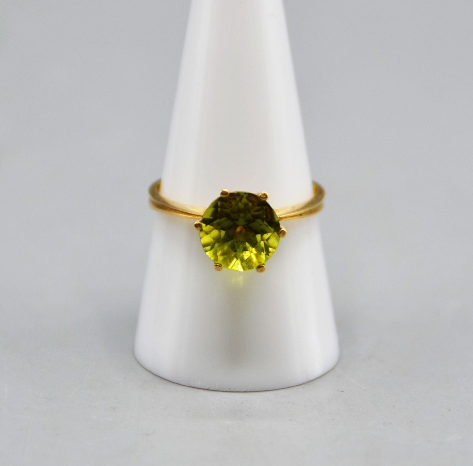 Peridot Goldring 750, Ø Stein ca. 8,7 mm, Ø Ring ca. 18 mm, 3,6 g