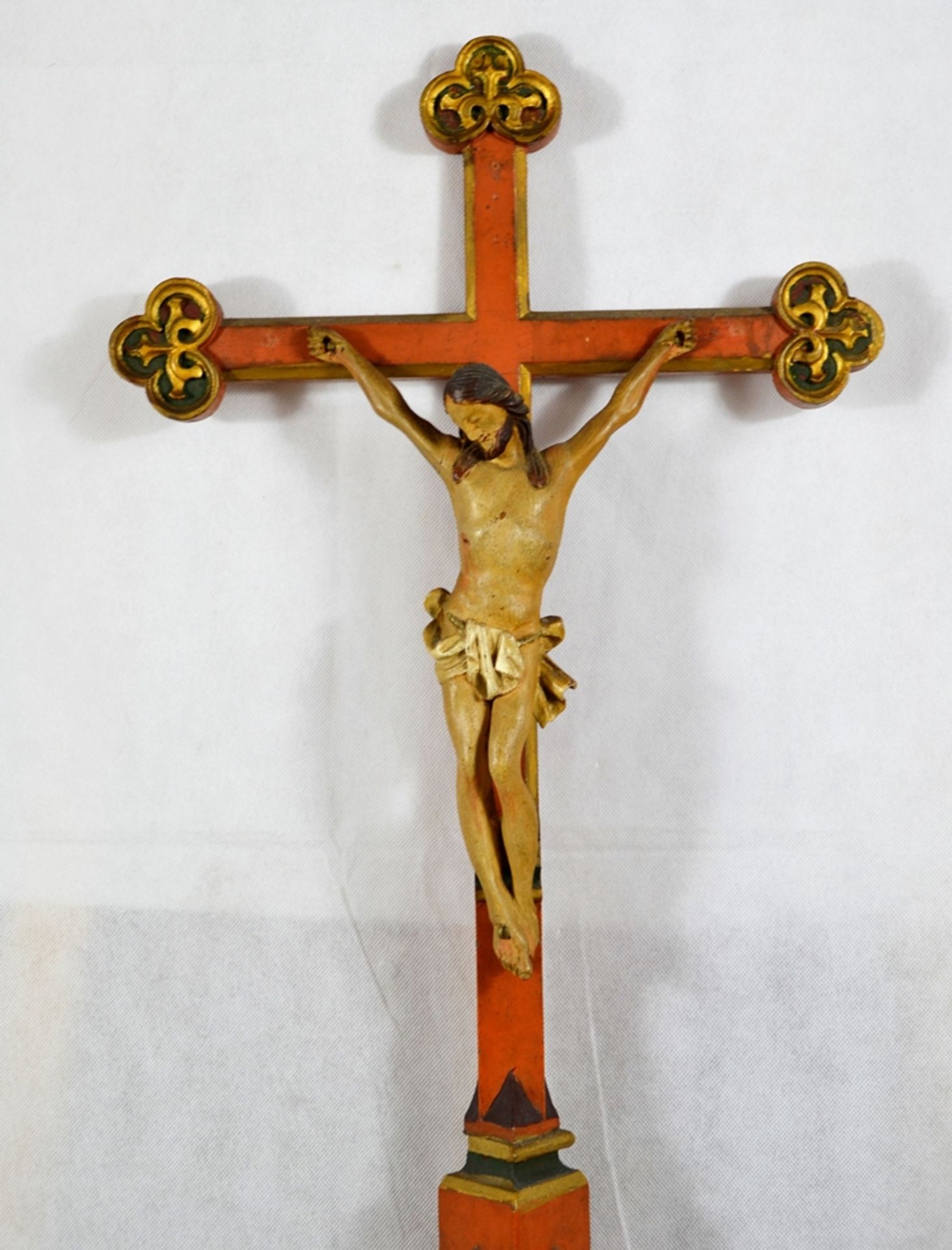 Standkreuz neugotisch 19 Jhdt., profil. Sockel, Christus Holz geschnitzt, wohl orig. Bemalung, ca. - Image 2 of 3