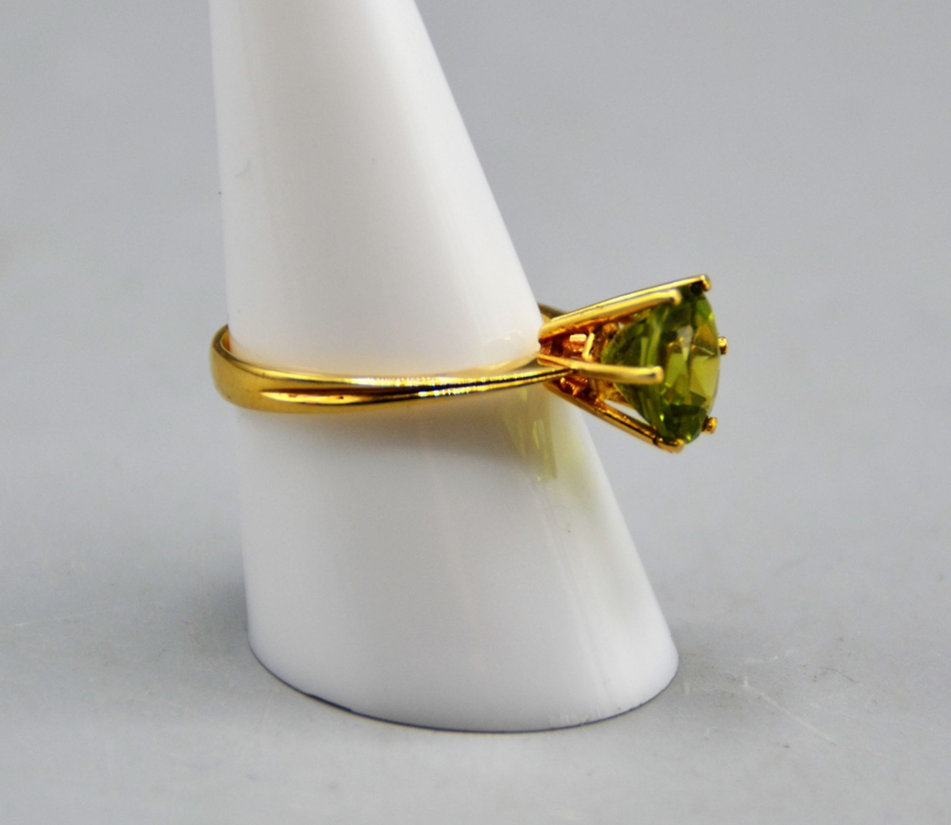 Peridot Goldring 750, Ø Stein ca. 8,7 mm, Ø Ring ca. 18 mm, 3,6 g - Image 2 of 3