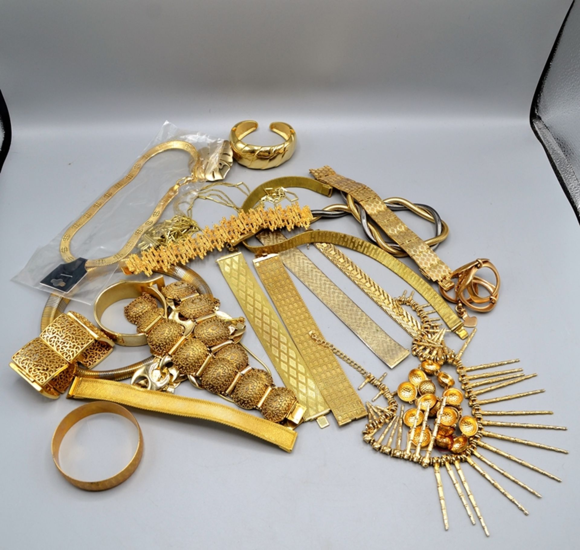 Modeschmuck hochwertig Konvolut 4,6 kg, überwiegend vergoldet bzw. goldfarben, darunter viele unben - Image 3 of 3