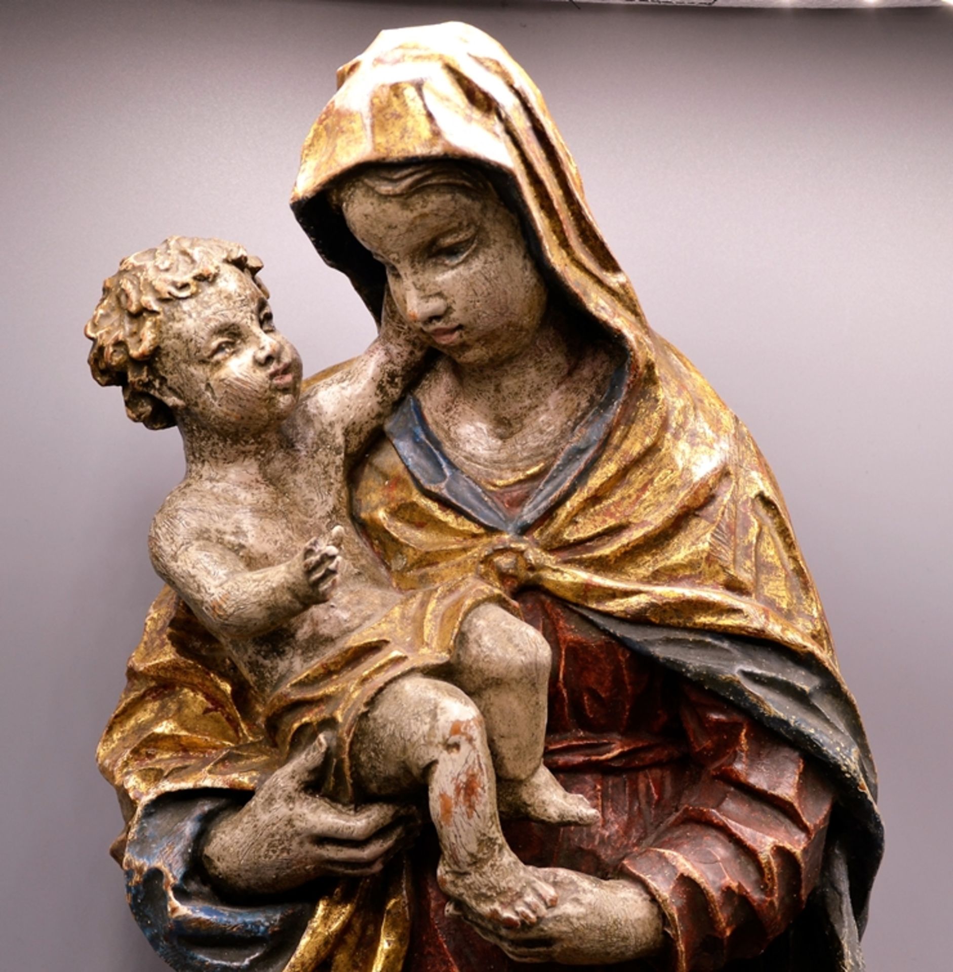 Madonna Muttergottes mit Jesuskind Schnitzfigur 20 Jhdt. mit Sockel, ca. 58 cm (ohne Sockel) - Bild 2 aus 3