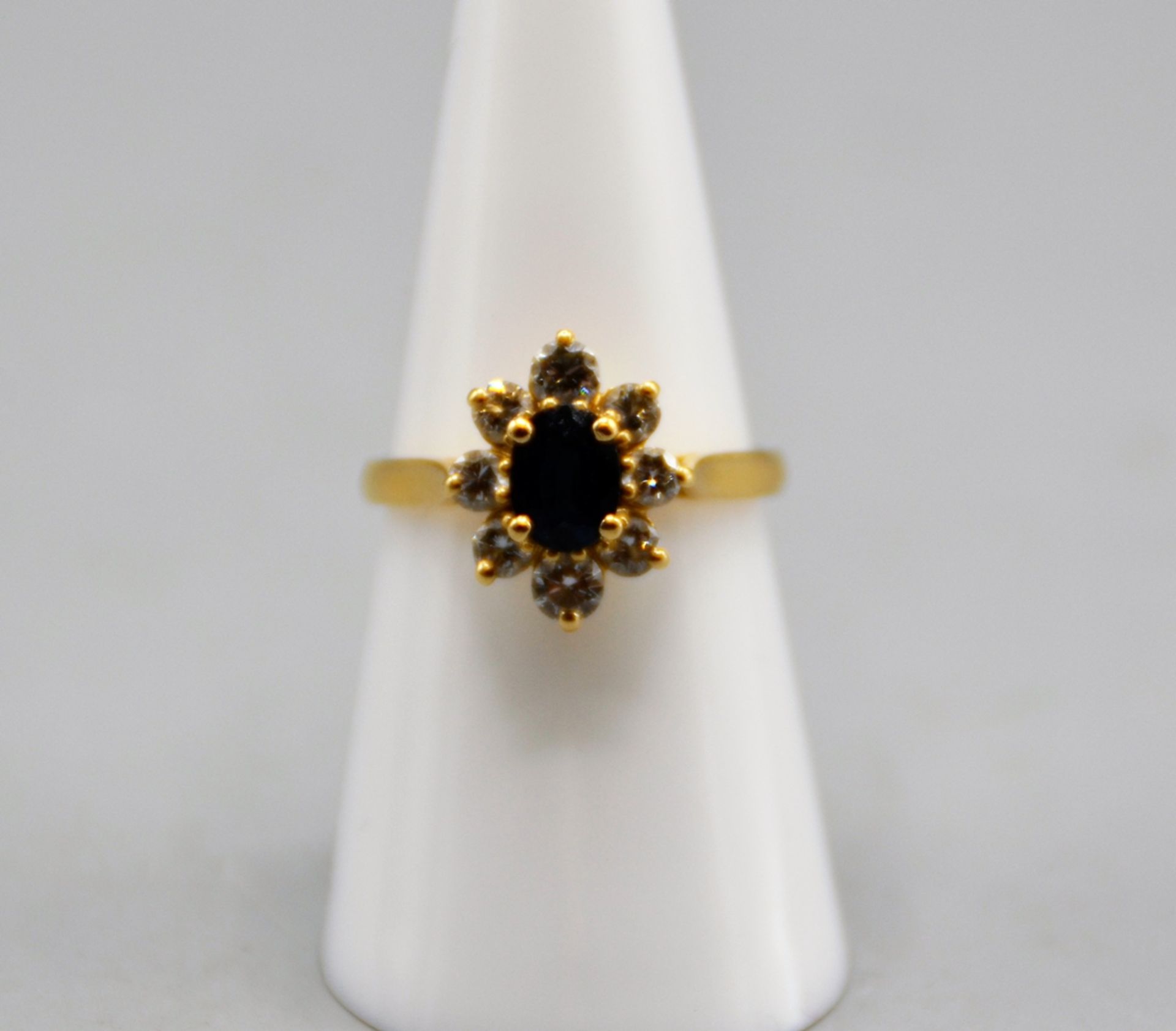 Saphir Diamantring 596 Gold, Saphir ca. 6,2 x 4,6 mm, 8 kleine Brillanten, Ø 17 mm, 3,5 g - Bild 2 aus 3