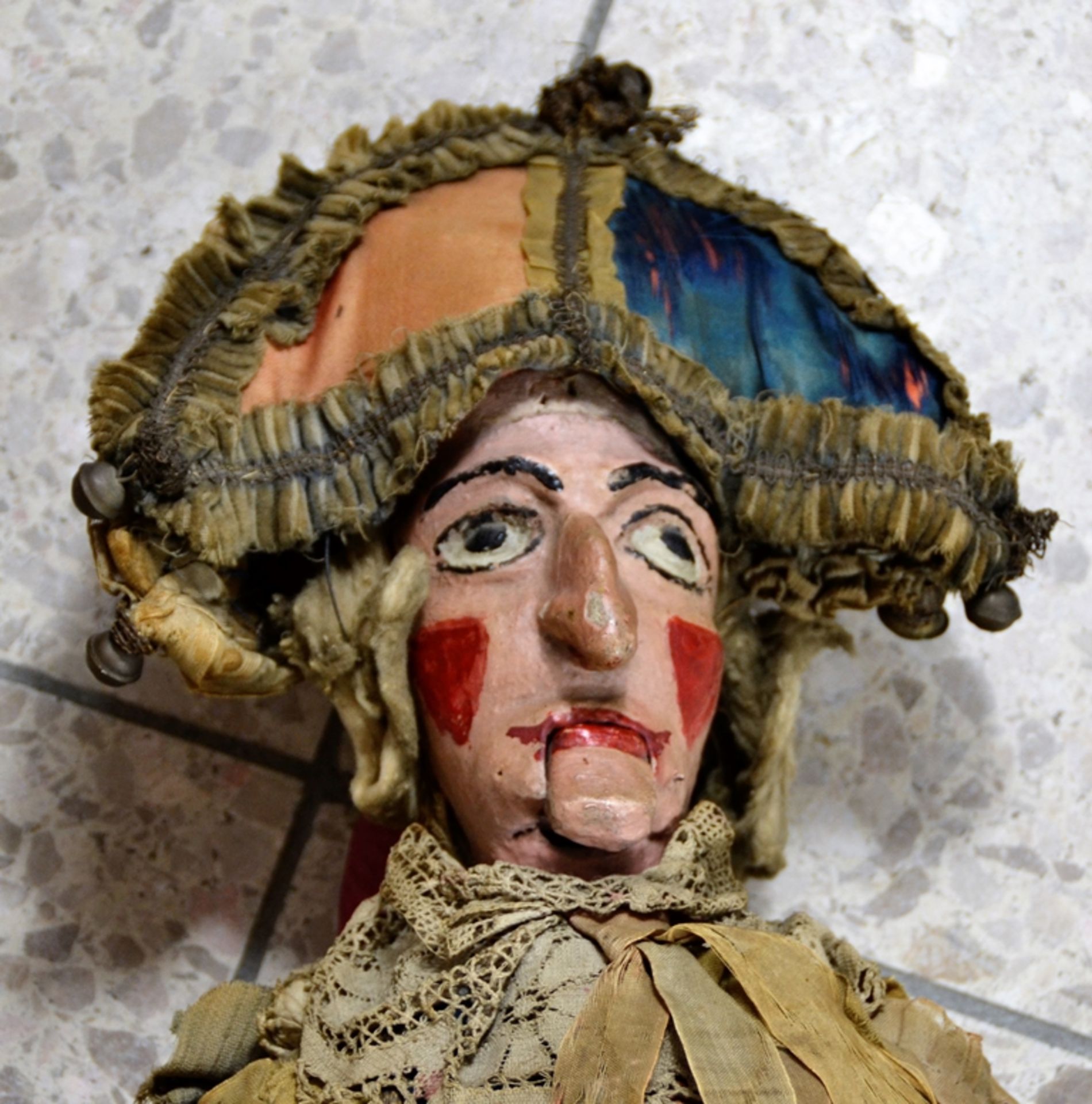 Marionette Puppe Hofnarr Buckelige Holz beweglich wohl Italien um 1830, beweglicher Mund, handbemal - Image 2 of 6