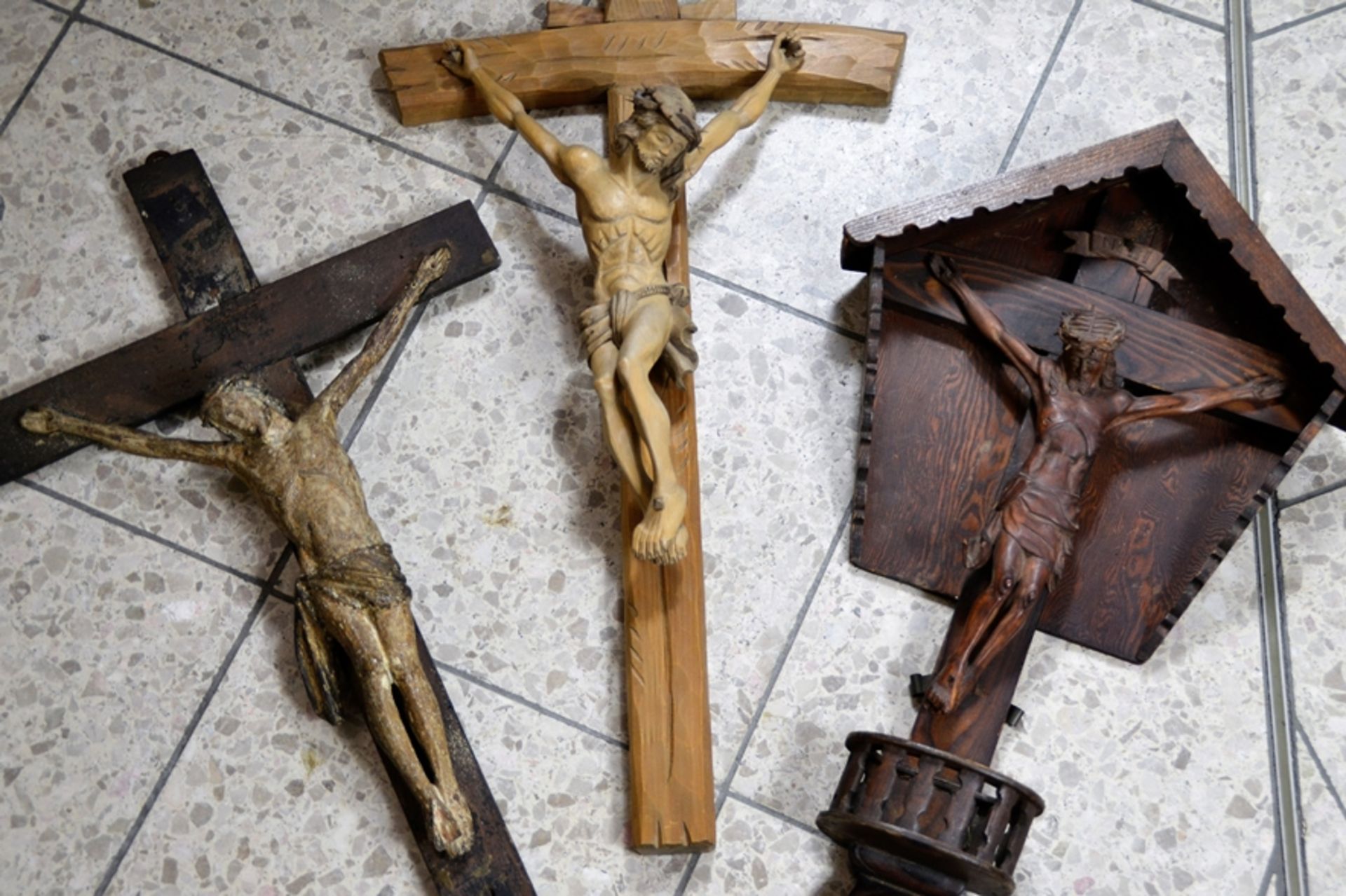 Kruzifix Christus Feldkreuz geschnitzt Konvolut 3-teilig - Image 2 of 2