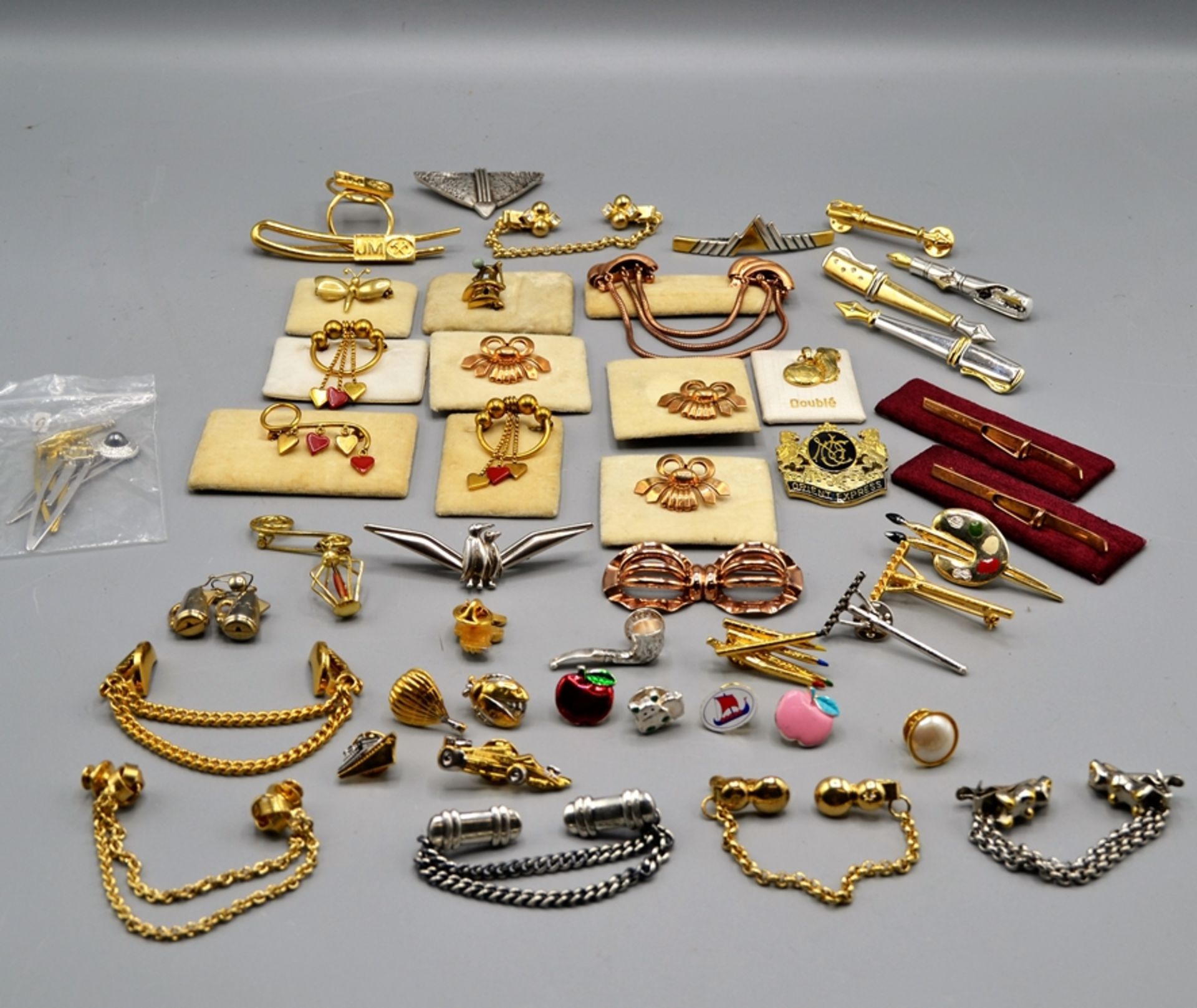 Modeschmuck Broschen Anstecker Krawattenklammer etc. Konvolut ca. 48 St., viele vergoldet, viele un - Image 2 of 2