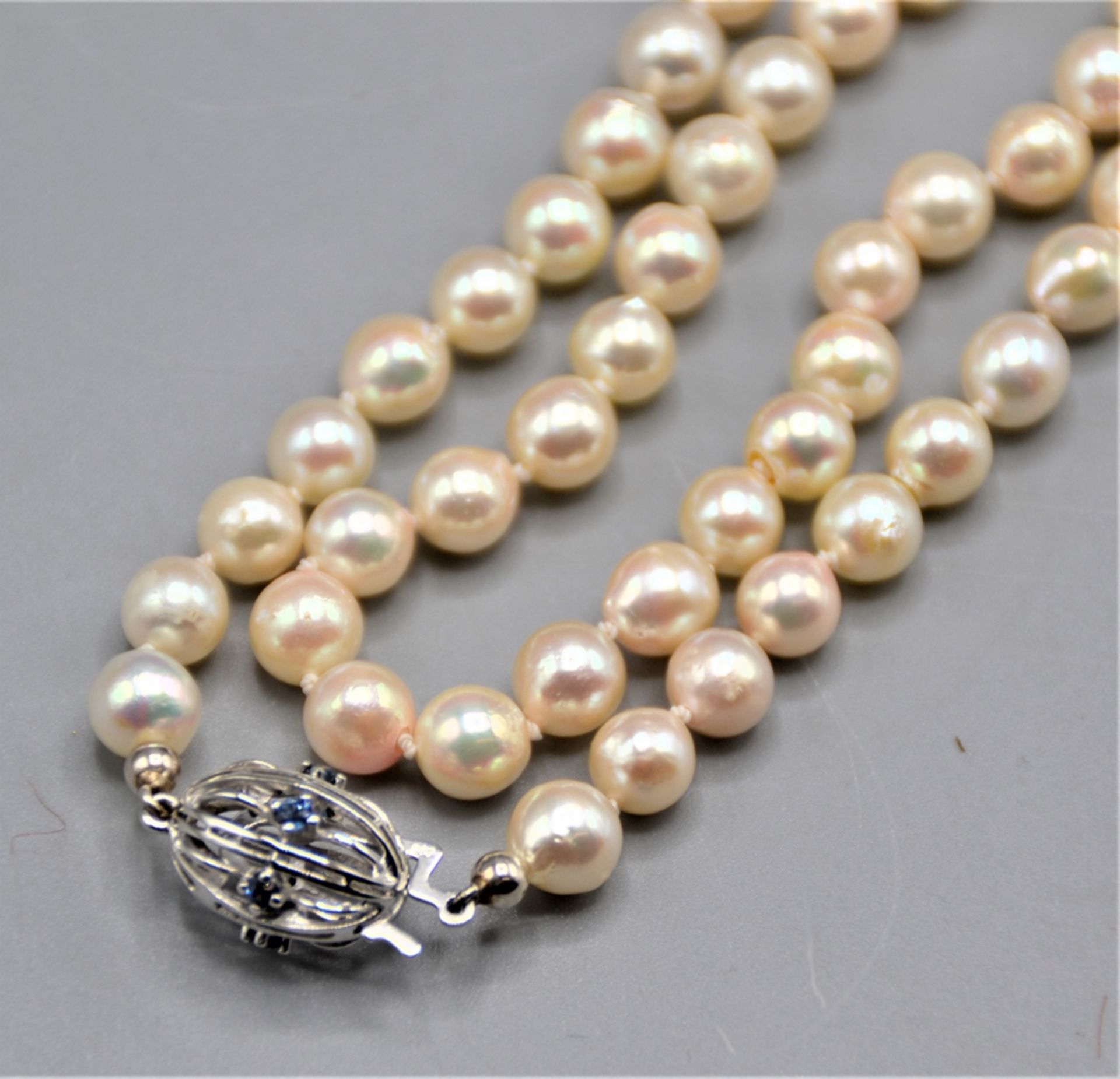 Perlenkette mit 585 Weißgoldverschluss saphirbesetzt, Ø Perlen ca. 6,3 mm, Länge ca. 82 cm - Image 2 of 2
