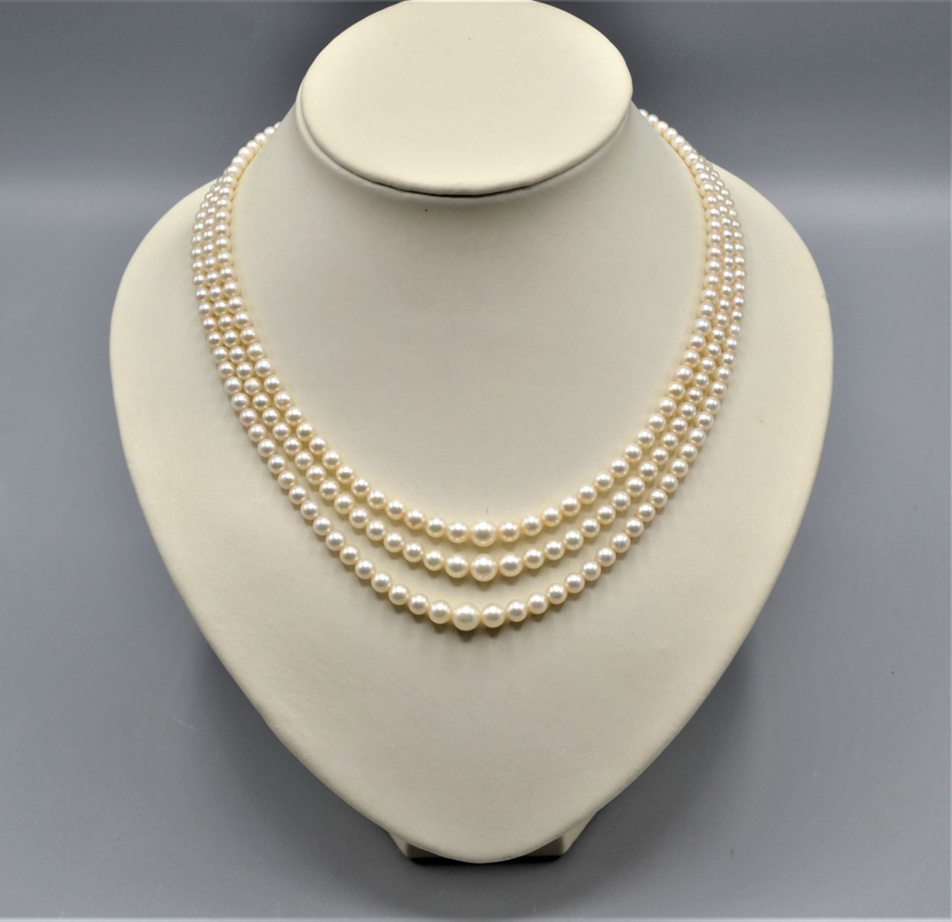 Perlenkette 3-reihig mit 585 Weißgoldverschluss, Perlengröße aufsteigend bis max. Ø 7 mm, ca. 43 cm