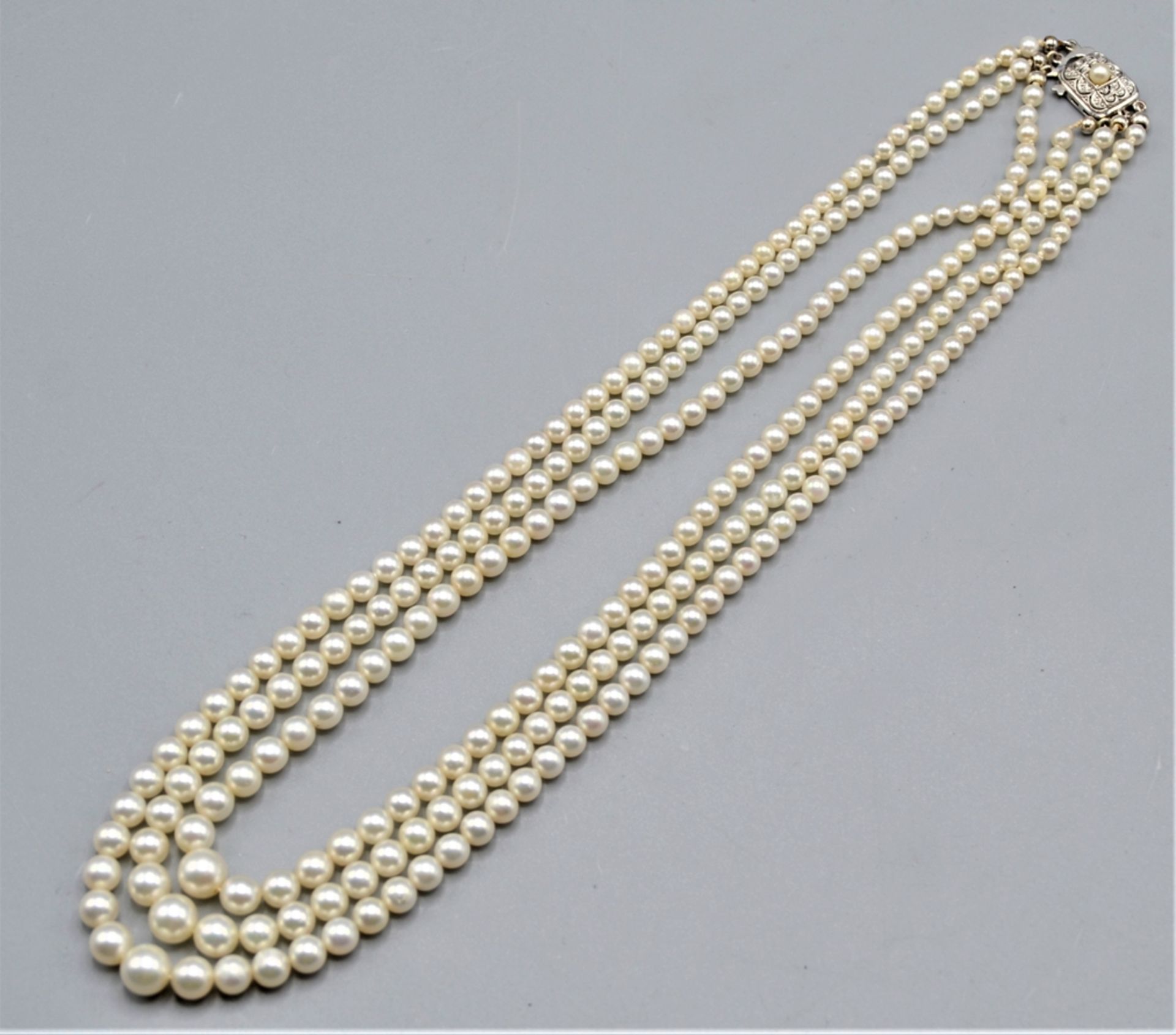 Perlenkette 3-reihig mit 585 Weißgoldverschluss, Perlengröße aufsteigend bis max. Ø 7 mm, ca. 43 cm - Image 2 of 3
