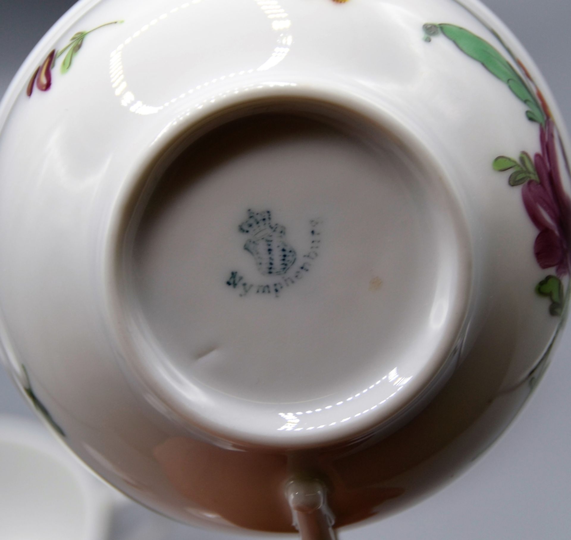 Nymphenburg Porzellan Teeservice handb. Blumendekor 20 Jhdt., Kanne (min. bestossen untere Henkelsp - Bild 4 aus 11