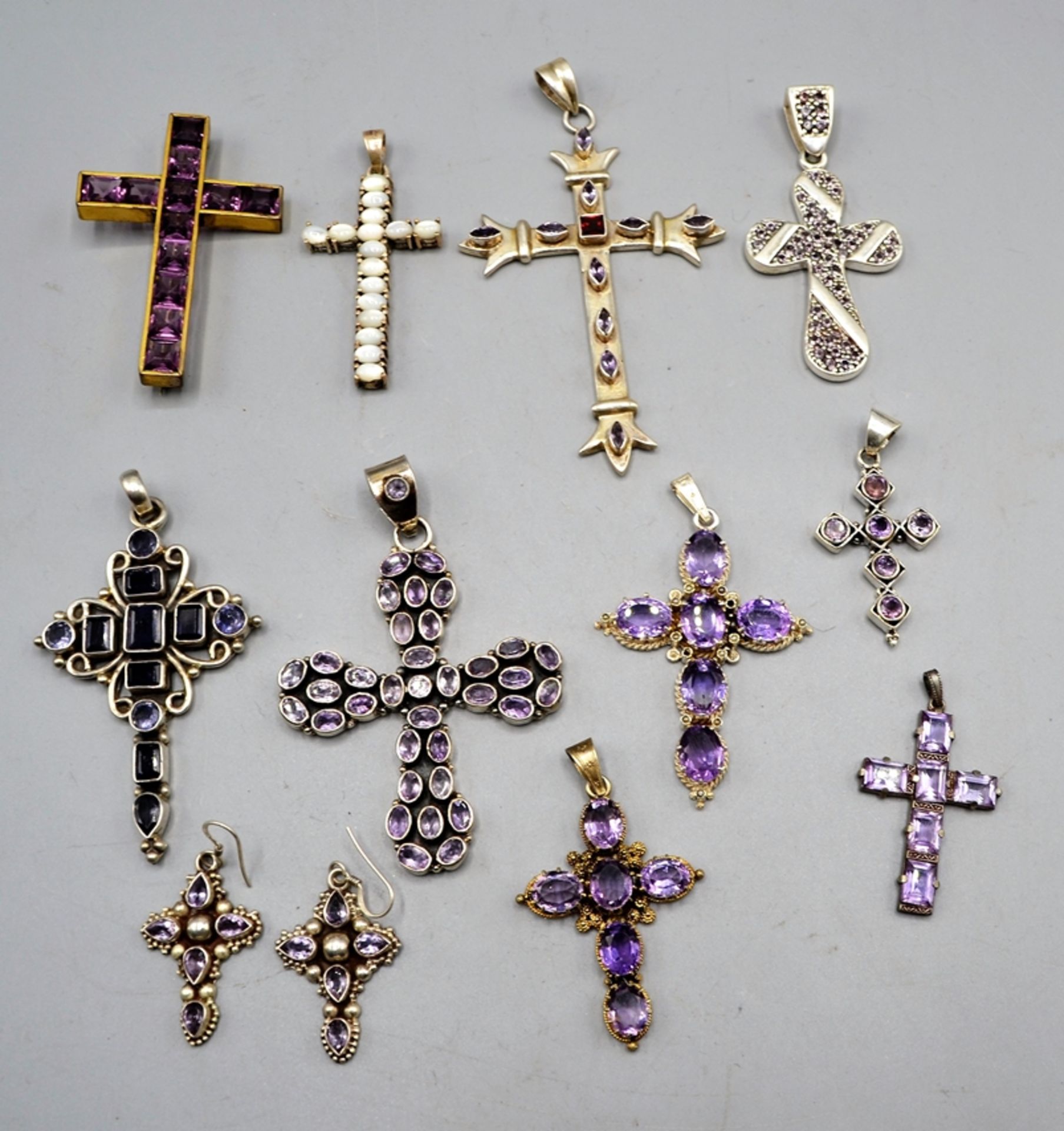 Kreuze Kreuz Anhänger etc. Amethyst etc. überw. Silber 11 St. 19/20 Jhdt., 7-8 St. sind Silber, vie