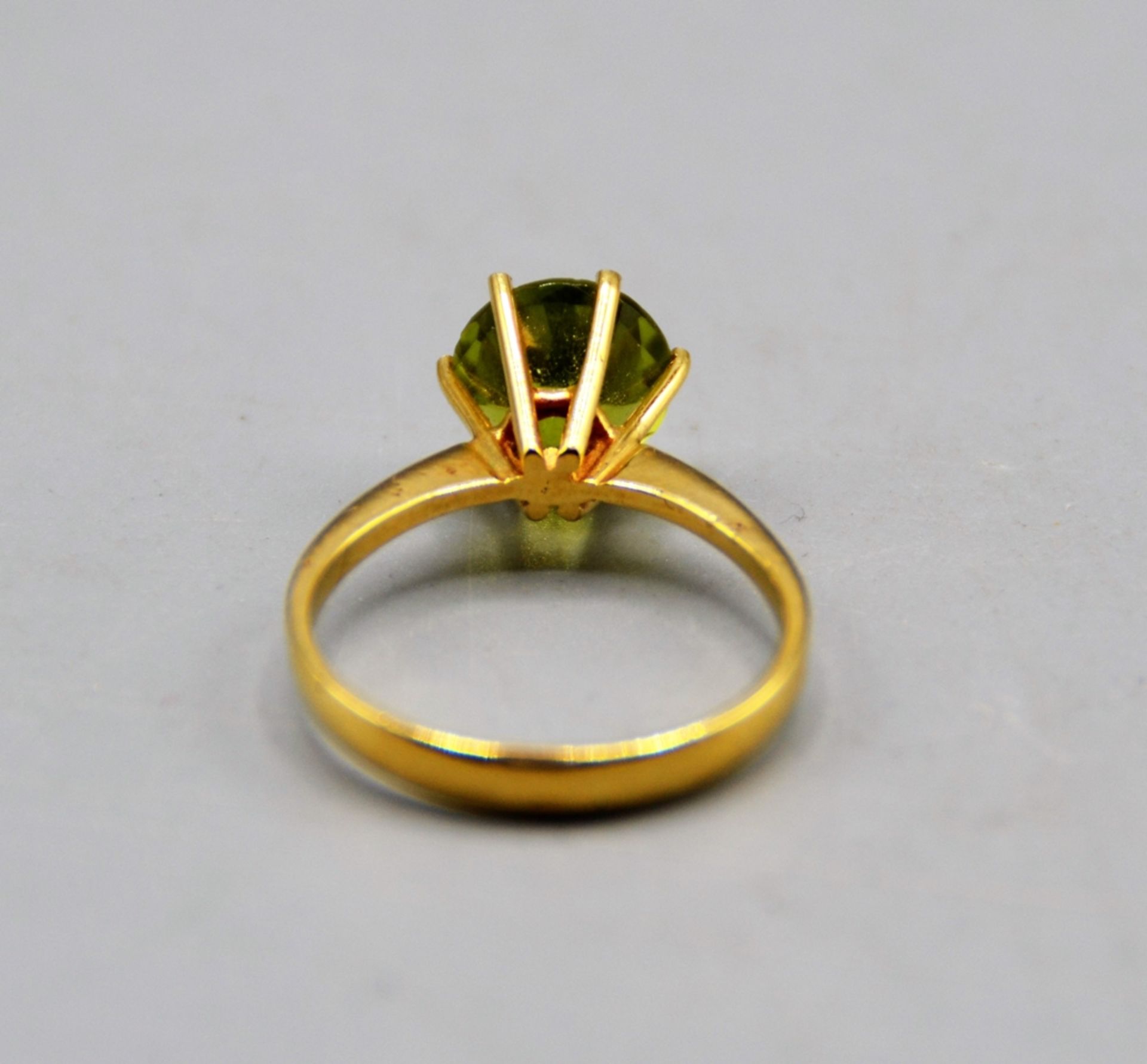 Peridot Goldring 750, Ø Stein ca. 8,7 mm, Ø Ring ca. 18 mm, 3,6 g - Image 3 of 3