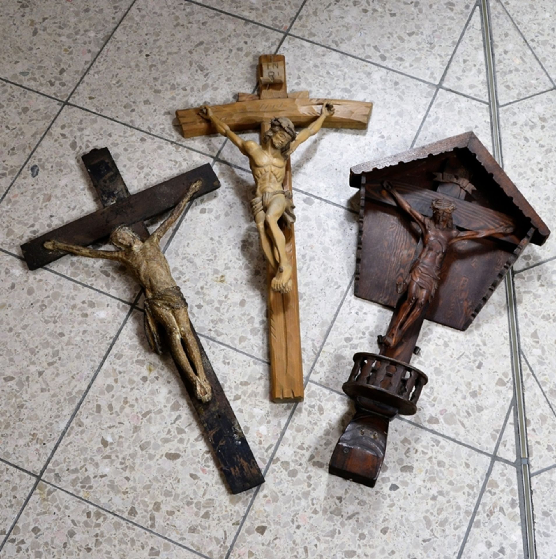 Kruzifix Christus Feldkreuz geschnitzt Konvolut 3-teilig