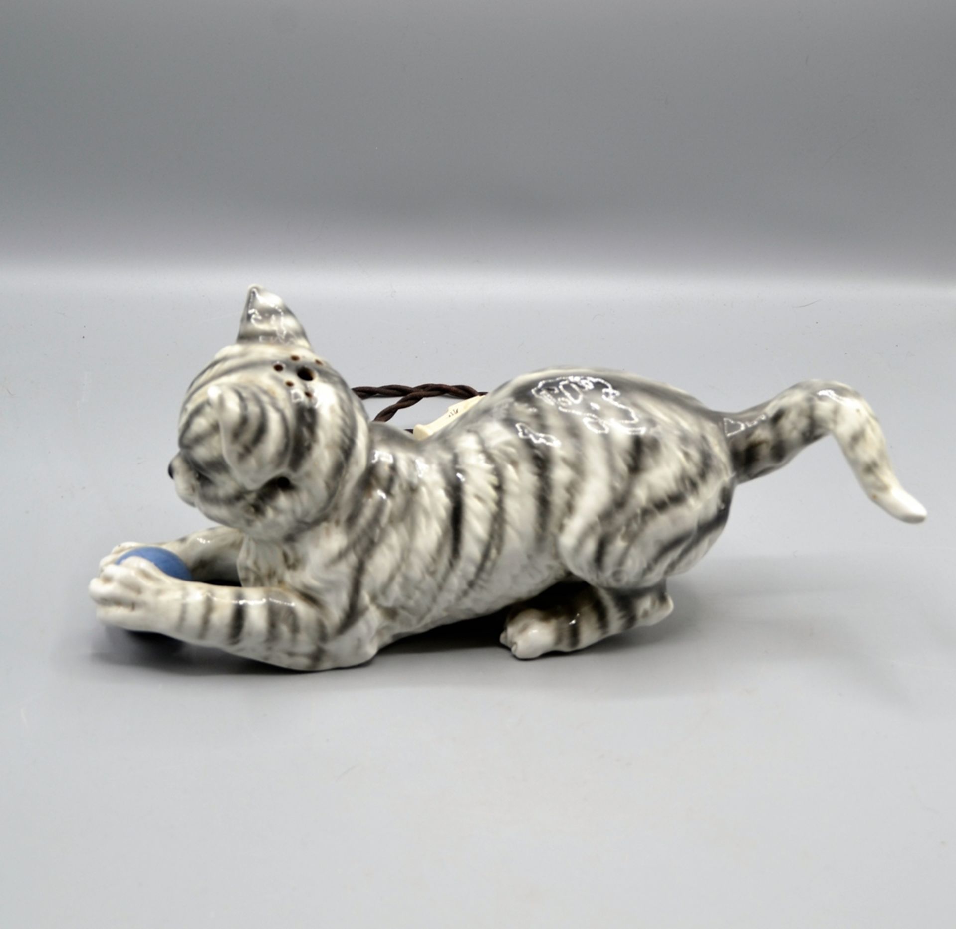 Rauchverzehrer Porzellan Katze 20 Jhdt., ca. 32 cm, Elektrik ungeprüft (vom Fachmann prüfen lassen) - Image 2 of 4