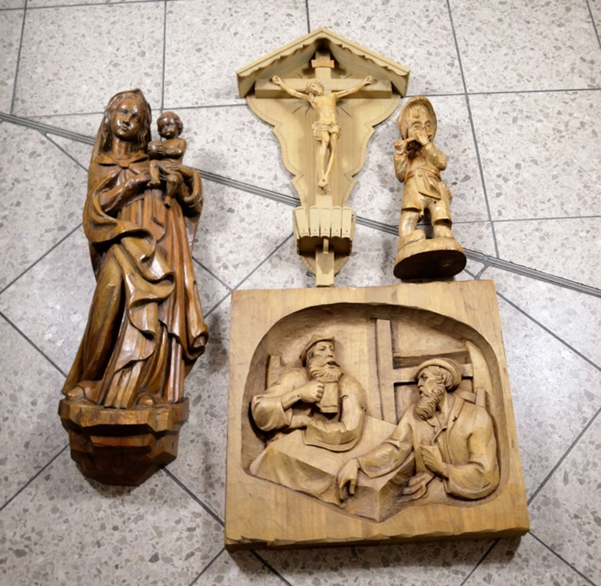 Madonna Feldkreuz Holzrelief etc. Schnitzobjekte Konvolut 4-teilig