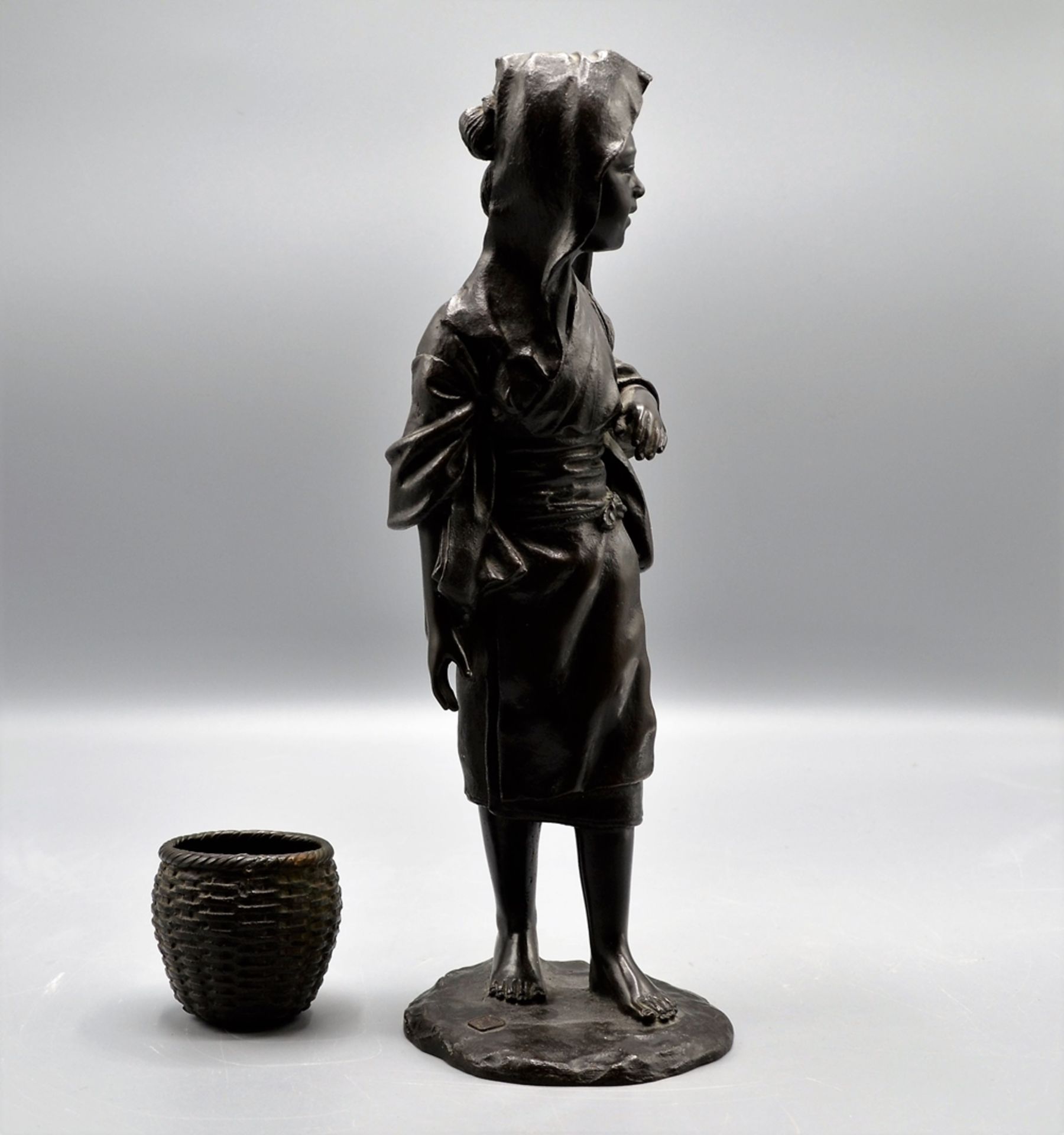 Bronze Figur wohl Japan Korbträgerin ca. 28 cm, Korbbefestigung beschädigt, Plakette mit Schriftzei - Bild 4 aus 5