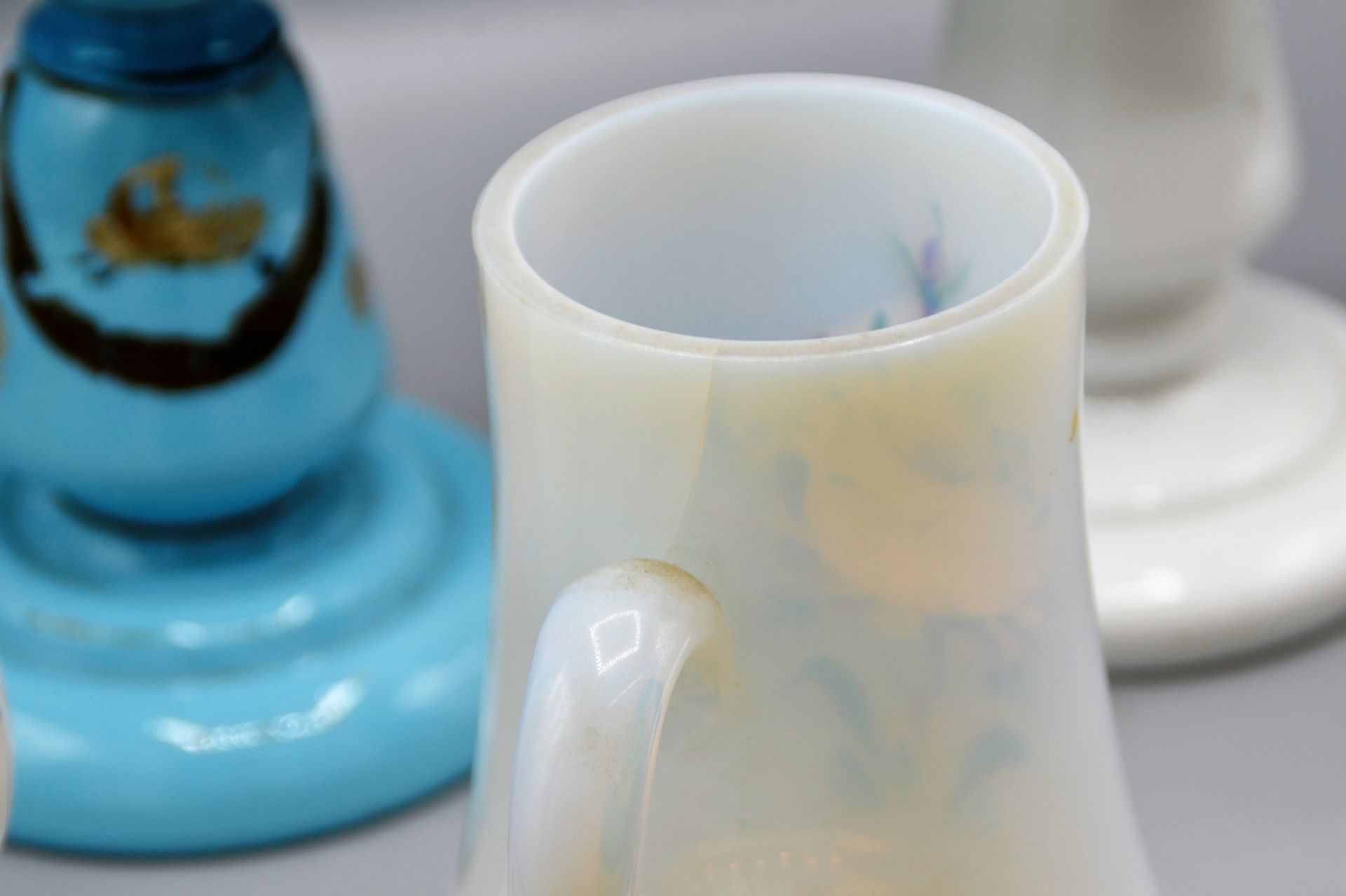 Opalglas Milchglas Petroleumlampen Konvolut 4-teilig, blaue Petroleumlampe mit leichten Haarriss im - Bild 2 aus 3