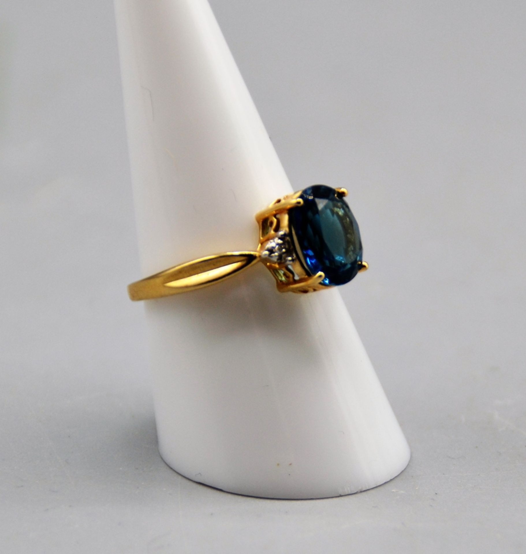 Blauer Topas/Spinell ? Goldring 375, Edelstein Ø ca. 9,7 x 7,7 mm, Ring Ø 18 mm, 2,9 g - Image 2 of 3