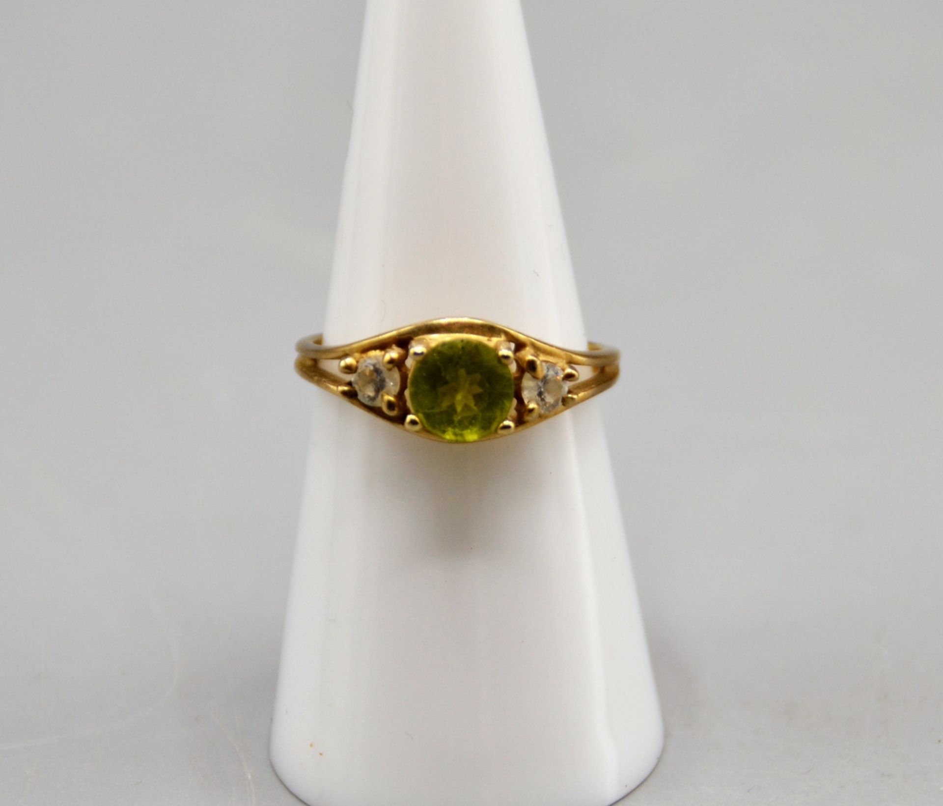 Peridot Goldring 375, 2 kleine weiße Glassteine, Ø Peridot ca. 6 mm, Ø Ring 17 mm, 2,4 g