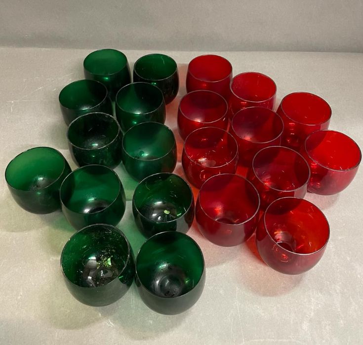 Set of red and green tumblers - Image 4 of 4