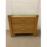 An oak glass top chest of drawers (H92cm W105cm D48cm)