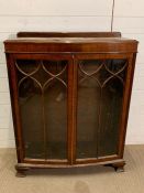 A mahogany glazed cabinet (H112cm W89cm D29cm)