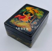 Small Russian lacquer box (8cm x 5.5cm x 3.5cm) signed.