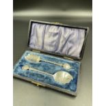 A cased set of silver butter and caviar knives, hallmarked for Birmingham 1902 by A J Bailey