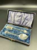 A cased set of silver butter and caviar knives, hallmarked for Birmingham 1902 by A J Bailey