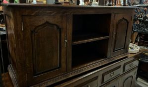 A low oak side cabinet with cupboards to each end (H64cm W140cm D47cm)