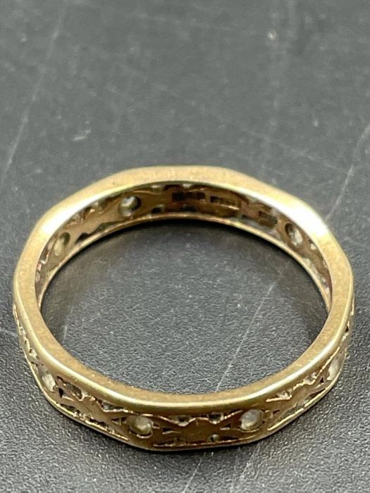A 9ct gold ring (Total Weight 2.3g)