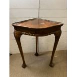 A corner table with paw feet H78cm