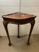 A corner table with paw feet H78cm