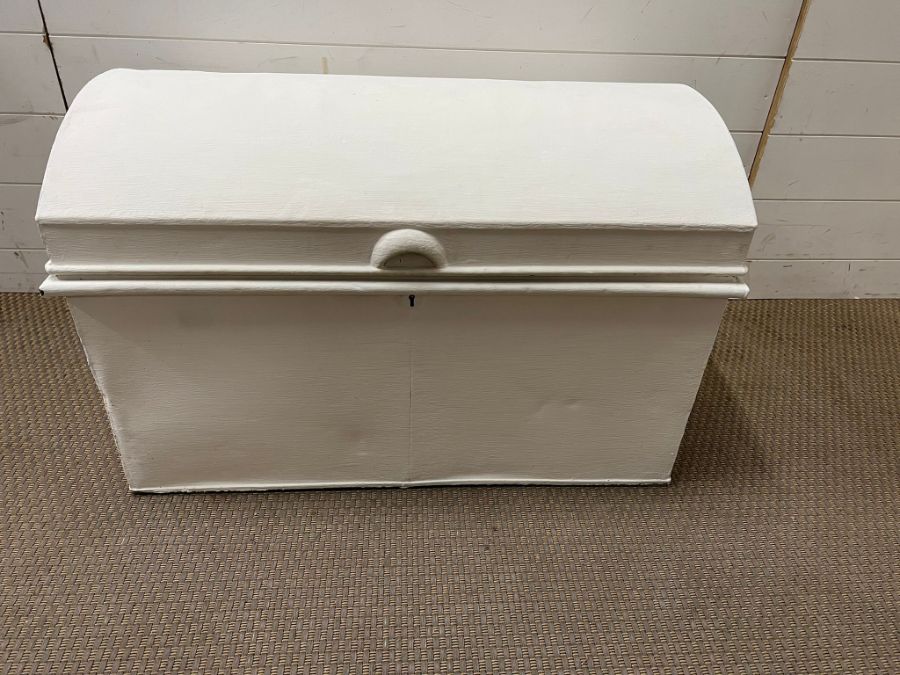 A painted metal trunk (H50cm W76cm D50cm)