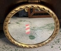 A gilt round mirror (Dia40cm)