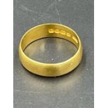 A 22ct yellow gold wedding band (Total Weight 3.5g)