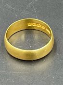 A 22ct yellow gold wedding band (Total Weight 3.5g)
